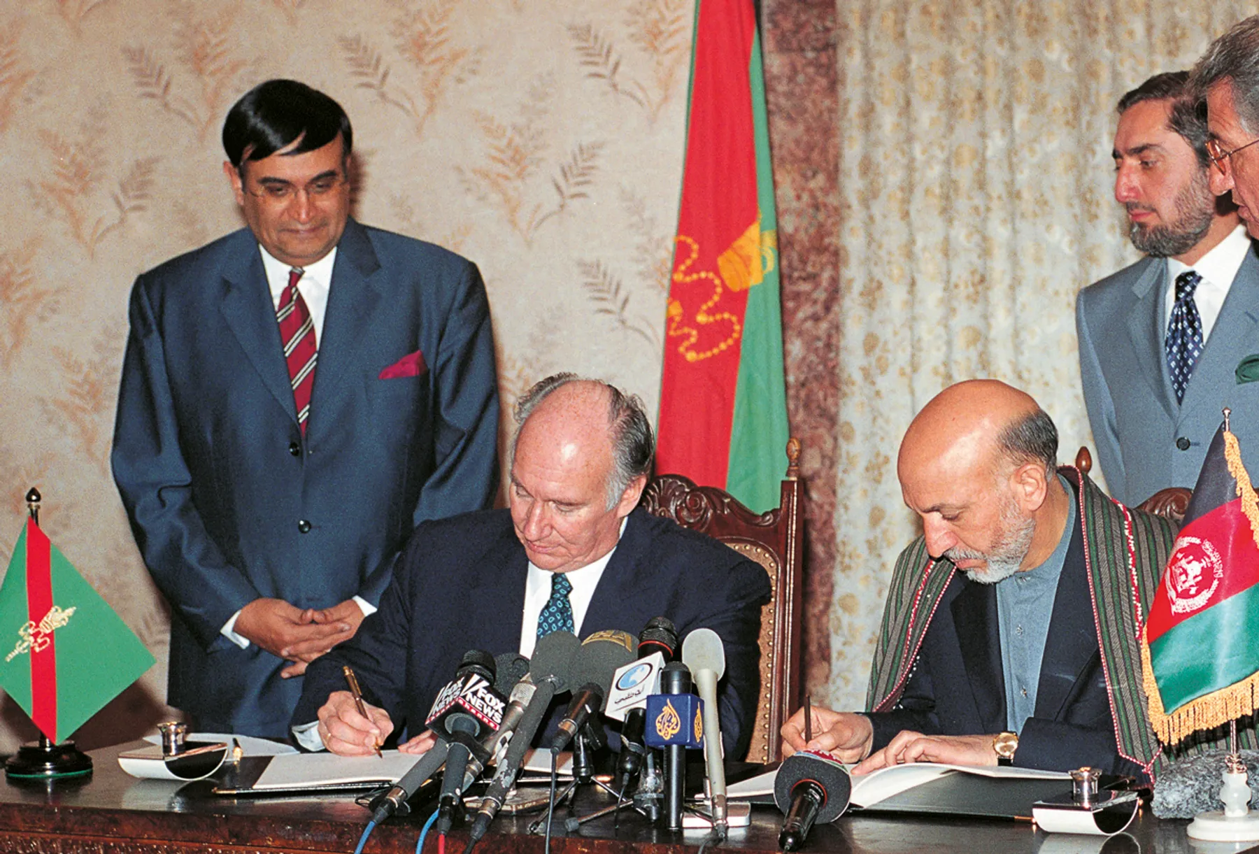 Aga Khan and Karzai sign agreement in Kabul AKDN