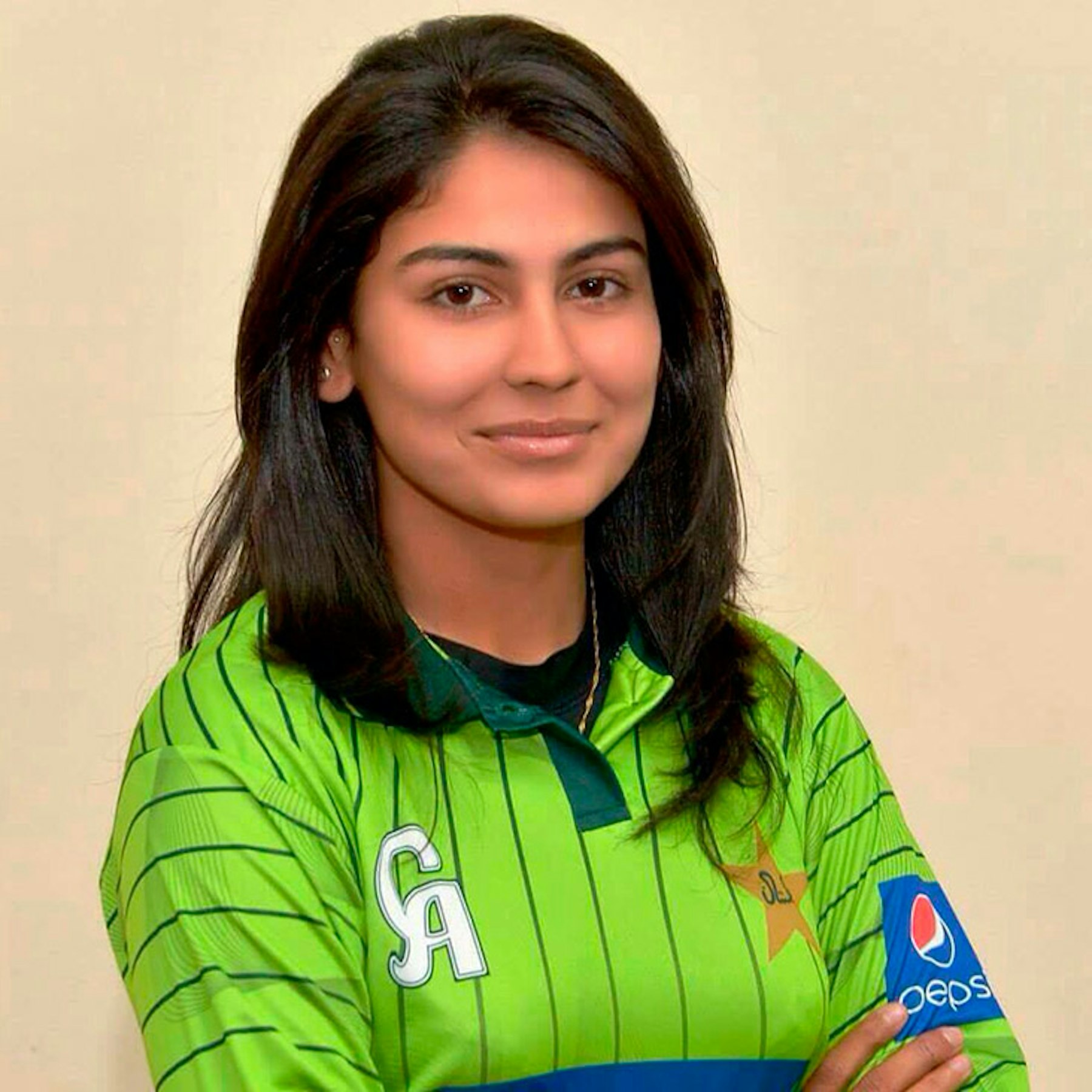 Conceito de campeonato de críquete feminino com jogador de batedor feminino  da índia e pincelada colorida sobre fundo azul