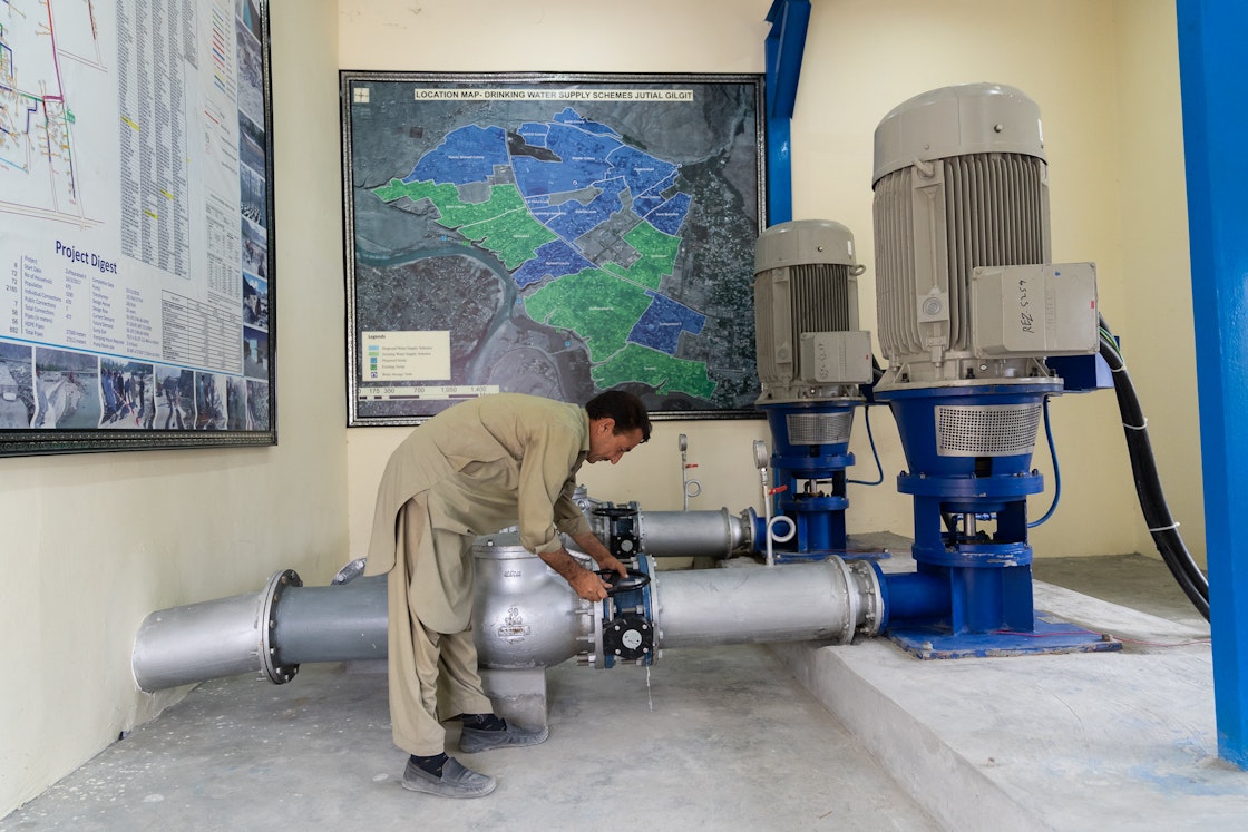 In northern Pakistan, AKAH constructs and upgrades climate- and disaster-resilient water supply systems in mountain villages and towns. AKDN / Christopher Wilton-Steer