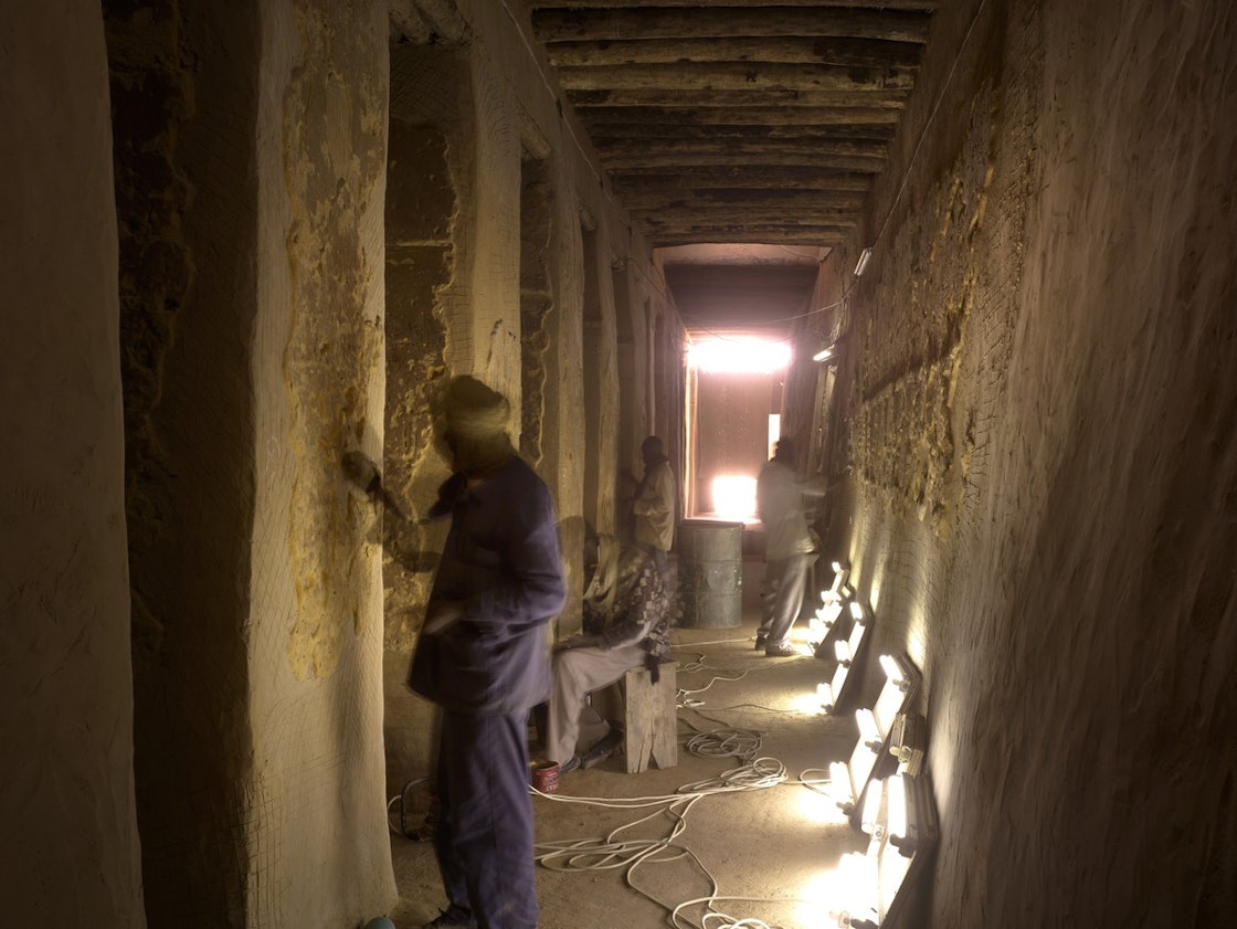 Restoration of Djingareyber Mosque in Timbuktu, Mali - Interior plastering work. AKDN / Christian Richters