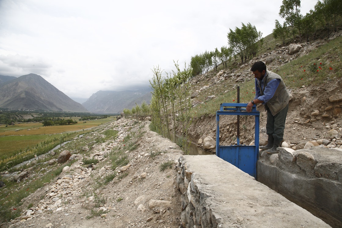 A worker opens the channel that brings water to a micro-hydel unit in the village of Khaftar Khana, Badakshan. AKDN / Sandra Calligaro