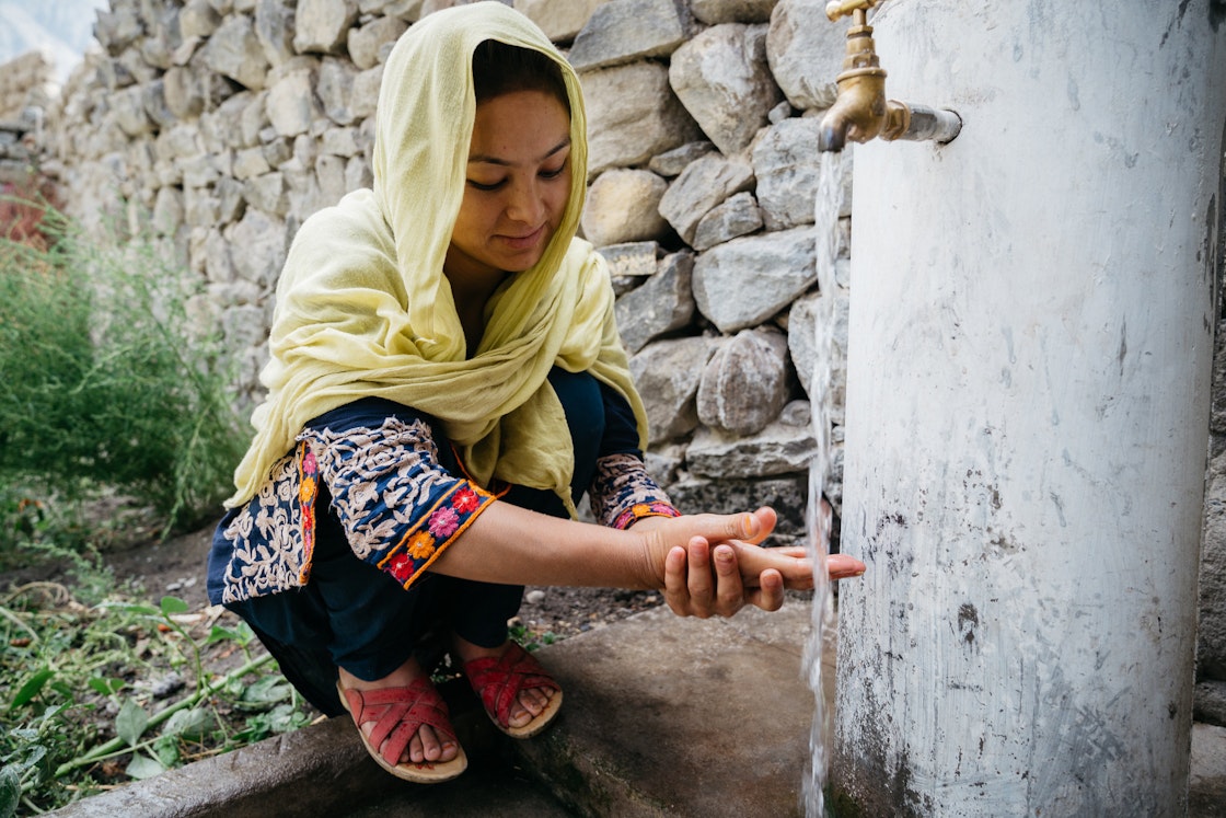 This water installation in Pakistan ensures clean and safe water. Before, people drank from irrigation channels, which caused health problems such as diarrhoea, skin infections, eye infections and hepatitis. AKDN / Christopher Wilton-Steer