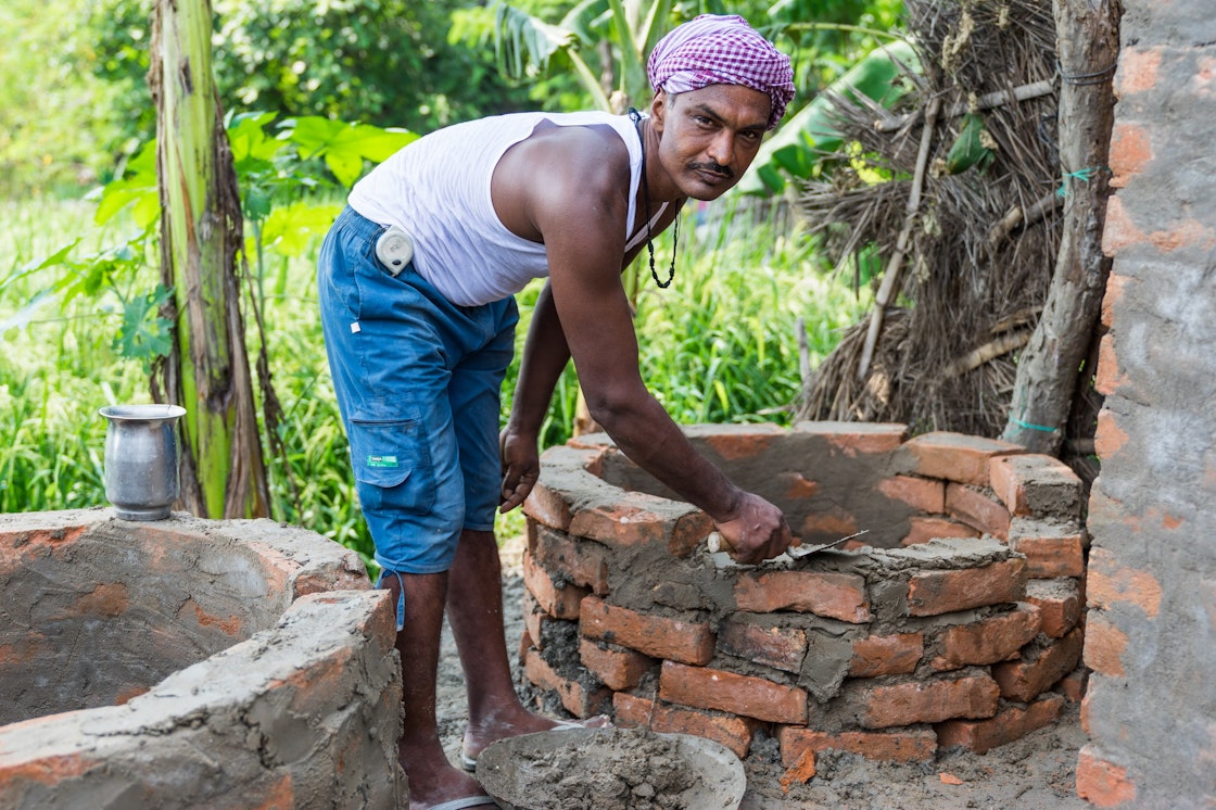 Audesh Kumar, an AKDN-trained mason constructing a toilet in Muzaffarpur, Bihar.⠀ AKDN / Christopher Wilton-Steer