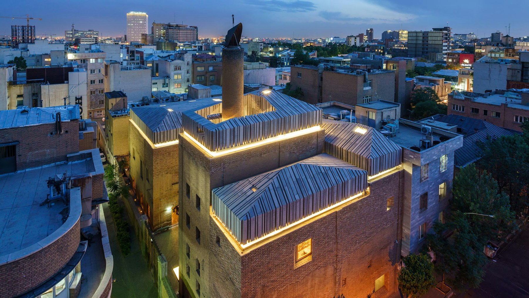 Aerial view of the museum by night. | Aga Khan Trust for Culture / Deed Studio (photographer)