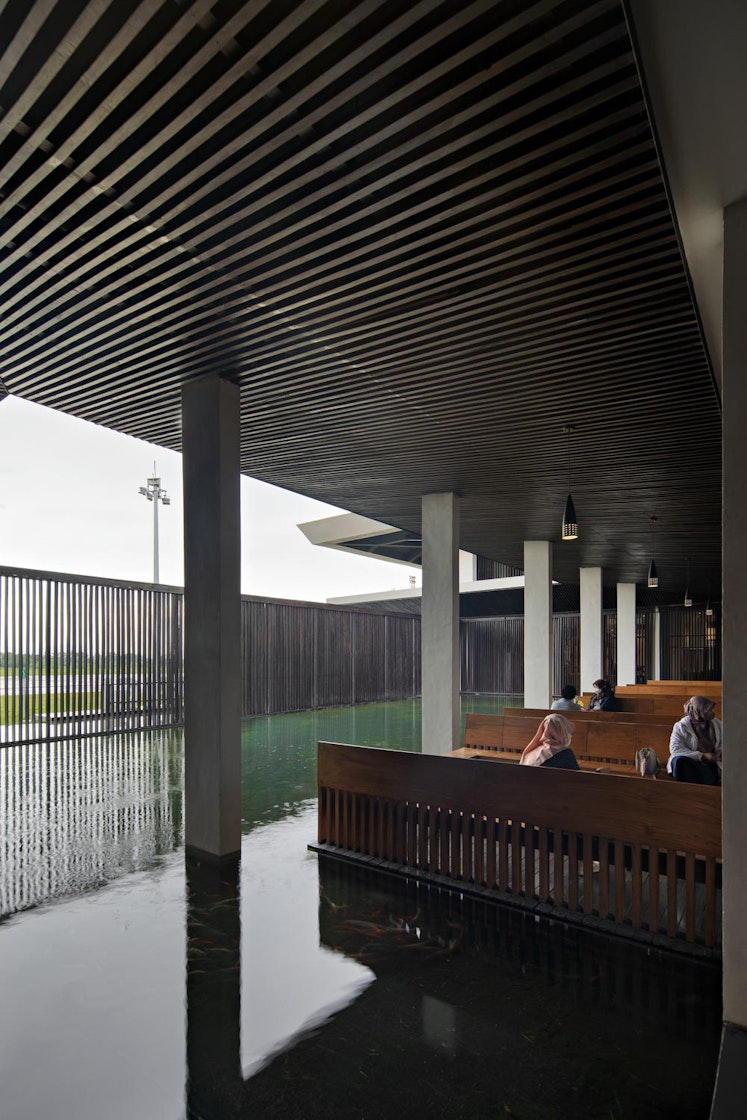 The waterbody provides natural ventilation. | Aga Khan Trust for Culture / Mario Wibowo (photographer)