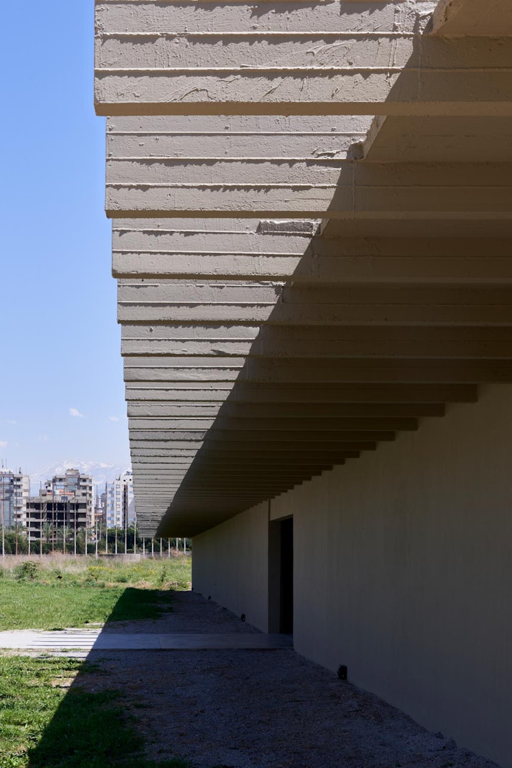 From the outside, a paved concrete pathway leads the visitors discreetly towards the building entrance. | Aga Khan Trust for Culture / Cemal Emden (photographer)
