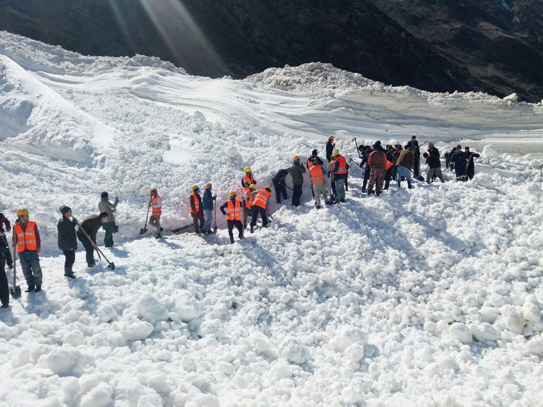 Community Emergency Response volunteers trained by the Aga Khan Agency for Habitat (AKAH) have been mobilised, at the request of the Government of Tajikistan, after over 50 avalanches have hit the region. (Picture: AKAH volunteers clear a road blocked by an avalanche in Badakhshan in 2021).