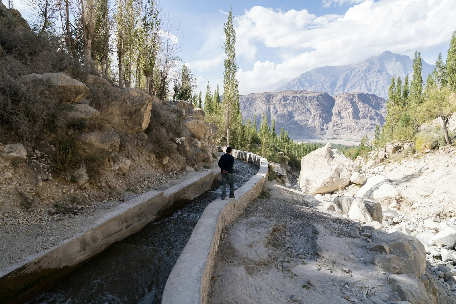 In the north of Pakistan, the breathtaking Himalayan, Karakorum, and Hindu Kush mountain ranges meet. However, behind the region’s picturesque scenery lies a harsh reality. For its 1.9 million inhabitants, water is an extremely scarce resource. To many this region is known as the "vertical desert".