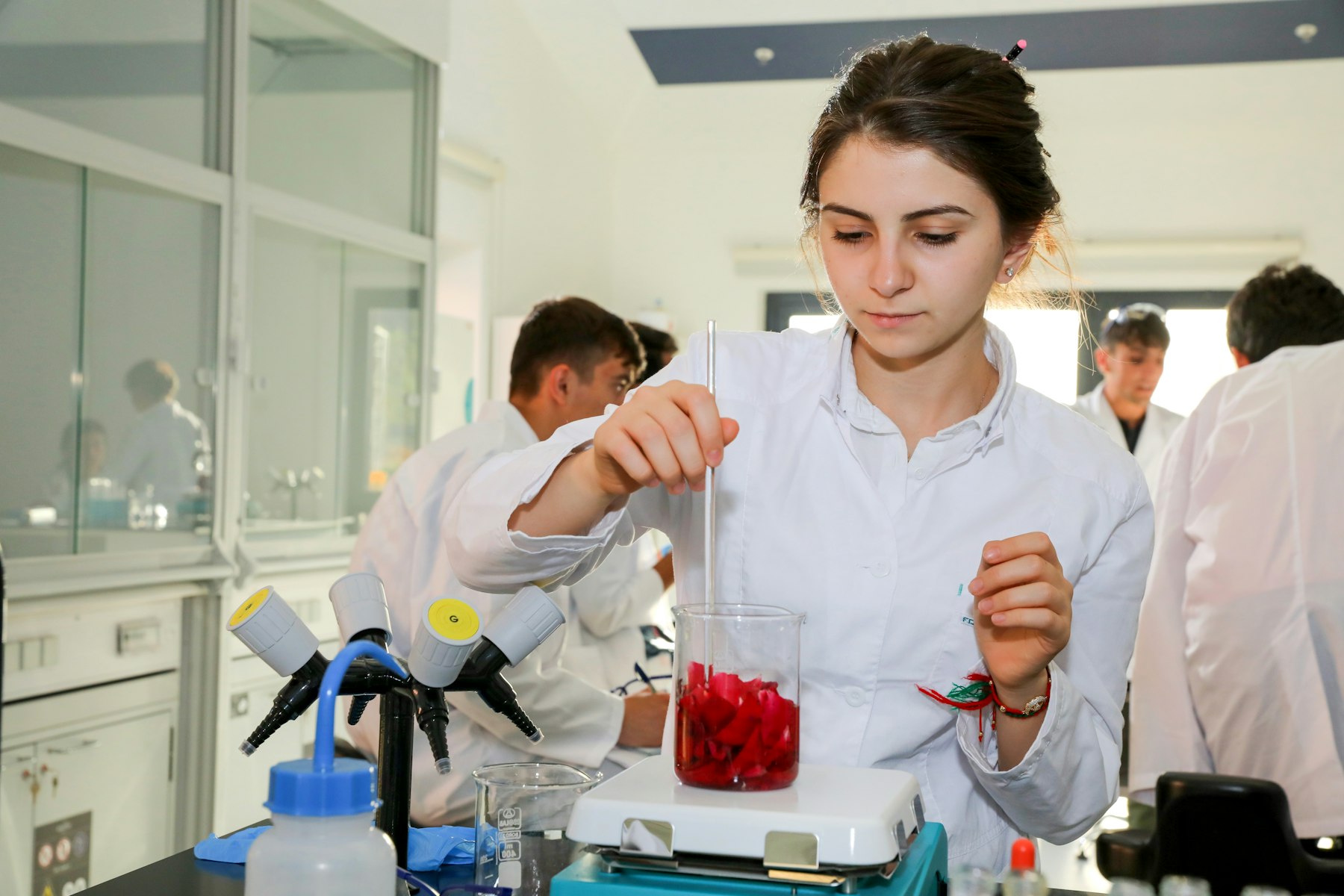 Scène De Laboratoire Chimique : Jeune Scientifique Asiatique Avec